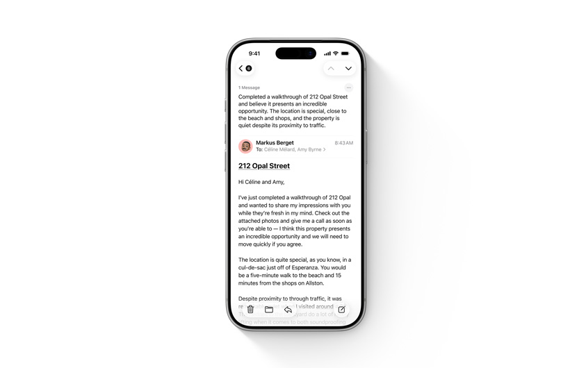 Egy iPhone kijelz?jén e-mail látható, felette pedig az Apple Intelligence által készített ?sszefoglaló.
