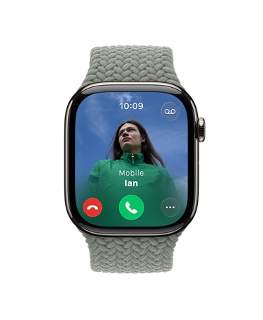 Apple Watch Series 11, natúr szín? titántok, bej?v? hívás, kontaktfotó, hívásfogadó és híváselutasító gomb, jobb oldali nézet, Digital Crown, szíj, z?ldesszürke fonott k?rpánt