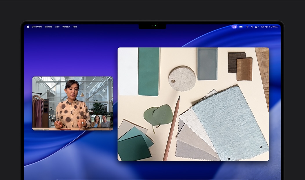 Egy videóhívás egy MacBook Prón, amelyben egy n? az íróa(chǎn)sztal nézet funkciót használva mutat be egy anyagmintákkal teli táblát a hívásban lév? két másik embernek, az íróa(chǎn)sztal nézet funkció segítségével a tábla és a n? arca is látható