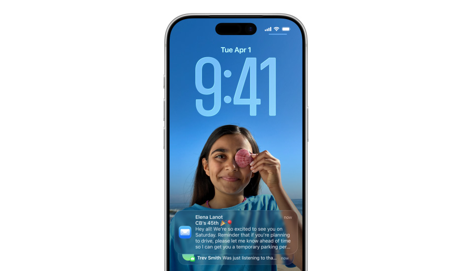 Egy iPhone zárolási képerny?je egy fotóval és az id?t jelz? Liquid Glass-megjelenés? számokkal. A képerny? alján két értesítés jelenik meg