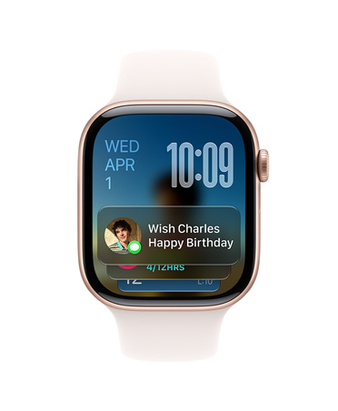 Rozéaranyszín? Apple Watch Series 11 lágy rózsaszín szíjjal, a számlap fels? részén bal oldalon a dátum, jobb oldalon a pontos id?, az alsó felén pedig az üzenetek widgetje jelenik meg
