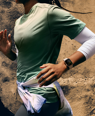 Workout Buddyが、Apple Watch SE 3でワークアウトを記録しているランナーに言葉を送っている