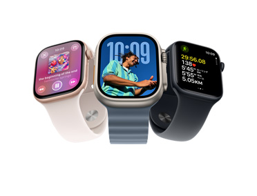 3つのApple Watchデバイス：ローズゴールドアルミニウムケースのApple Watch Series 11、Apple Music、プレイリストのコントロール、右側(cè)面の外観、Digital Crown、ライトブラッシュのスポーツバンド、シルバーのピンをはめ込むバックル。ナチュラルチタニウムケースのApple Watch Ultra 3、エッジからエッジまで広がるディスプレイ、時間の上に重ねて表示された寫真、右側(cè)面の外観、Digital Crown、アンカーブルーのオーシャンバンド、チューブ狀のフルオロエラストマーラバー製。ミッドナイトアルミニウムケースのApple Watch SE 3、右側(cè)面の外観、Digital Crown、先進的な屋外ランニングワークアウトの測定値