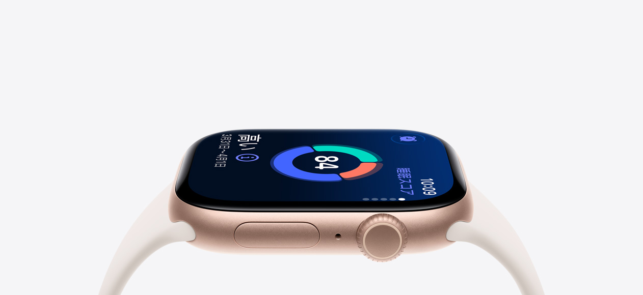 ローズゴールドアルミニウムケースのApple Watch Series 11。睡眠スコアが表示されている。右側(cè)面の外観にDigital Crown、マイク、サイドボタンがあり、スターライトのスポーツバンドが取りつけられている