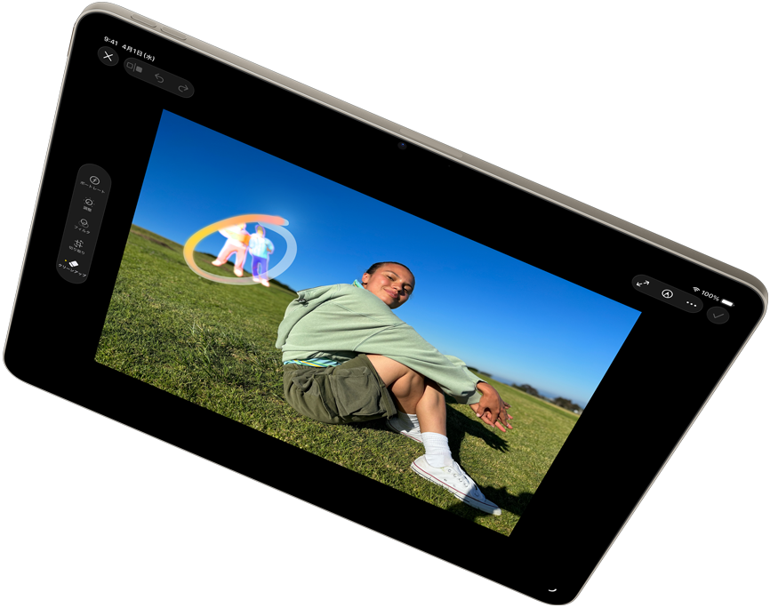 橫向きのiPad Air。寫真アプリのクリーンアップツールとともにApple Intelligenceを紹介している