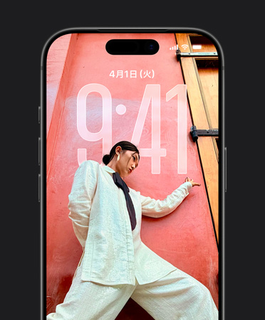 iPhoneのロック畫面。寫真に合わせて時(shí)刻が表示されている