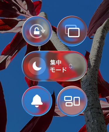 カラフルなiPhoneのホーム畫面。アプリやウィジェットが透明なLiquid Glassで表示されている