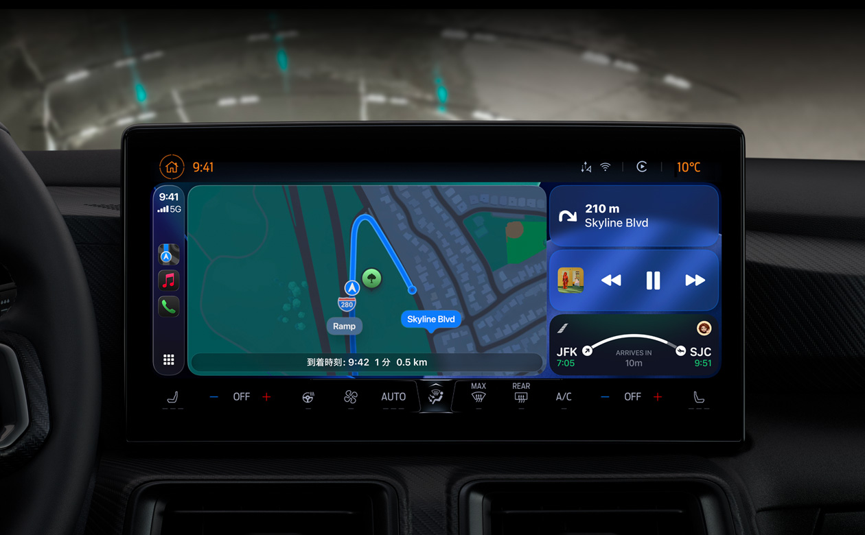 車內(nèi)のCarPlayに、マップの道順、Apple Music、フライト情報(bào)、ウィジェットが表示されている