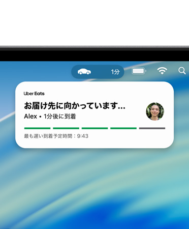 Macデバイスの畫面上部に、Uber Eatsのライブアクティビティが展開されたメニューバーが表示されている