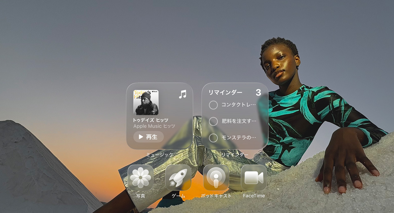 Apple Music、リマインダー、寫真、ゲーム、Podcast、FaceTimeのクリアなアプリアイコンを表示したLiquid Glassのディスプレイ。屈折された壁紙が見えている