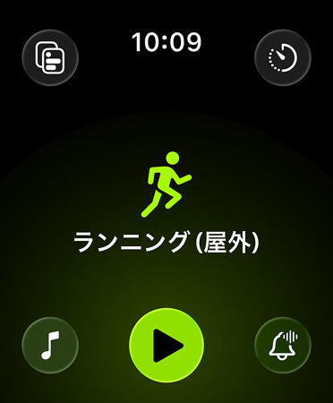 ワークアウトアプリの新しいレイアウト。ブラックの背景の四隅に配置されたグリーンのボタンから、アラート、音楽、様々な體験、カスタムワークアウト、測(cè)定値にアクセスできる。中央にはグリーンのランナーのアイコンがあり、その下にはホワイトの「ランニング（屋外）」というテキスト、さらに下にはグリーンの再生ボタンがある
