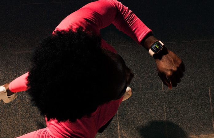 ランニングをしながらApple Watch Series 11のワークアウトアプリで進(jìn)み具合をチェックしている人物