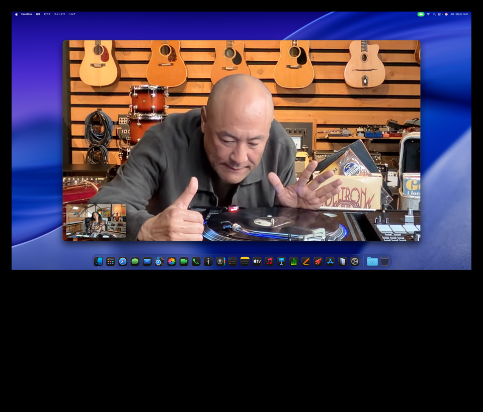 Mac Studioを下に収納したStudio Display XDRでビデオ通話をしている。ミュージックストアにいる人物がターンテーブルをじっくりと見ている