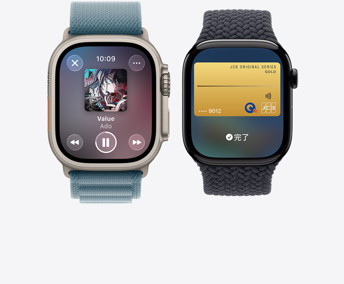 ナチュラルチタニウムケースのApple Watch Ultra 3。Apple Musicアプリ、再生中の畫面が表示されている。鏡面仕上げのジェットブラックアルミニウムケースのApple Watch Series 11。Apple Payの畫面、JCB Cardが表示されている