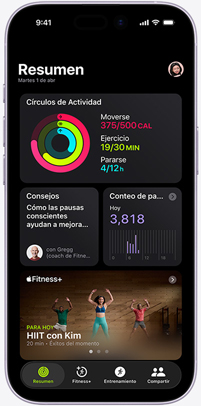 Pantalla de un iPhone muestra la pesta?a Resumen de la app Fitness+, con los círculos de Actividad, Consejos de Entrenamiento, Conteo de Pasos y entrenamientos recomendados de Apple Fitness+