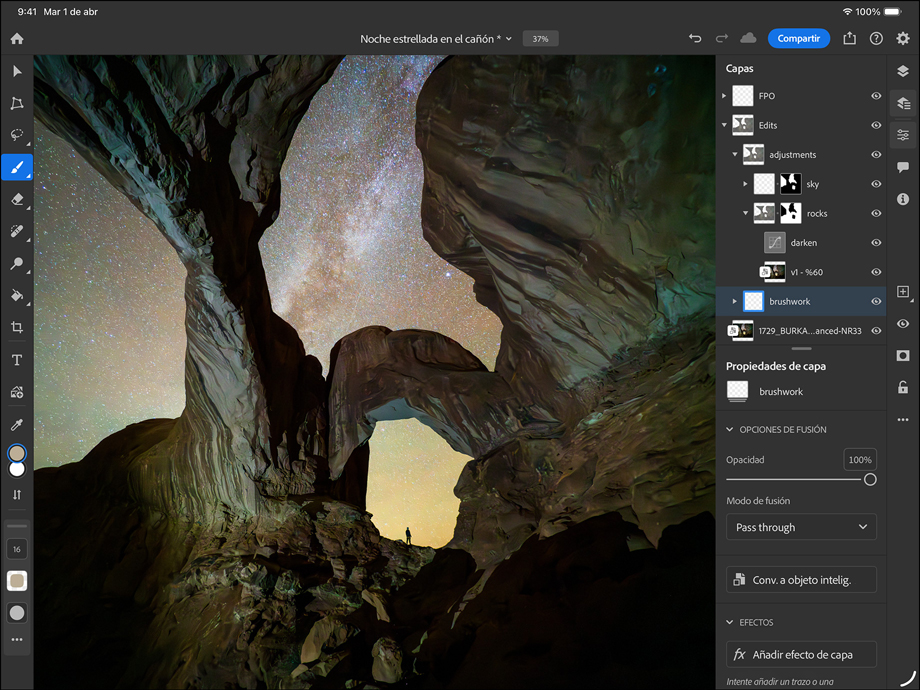 iPad Pro, parte frontal, en posición horizontal, negro espacial, esquinas redondeadas, marco de la pantalla negro, la pantalla muestra cómo se edita una foto de un ca?ón y un cielo estrellado, en la parte derecha se muestran las capas de edición, herramientas y efectos como pinceladas, ajustes y más