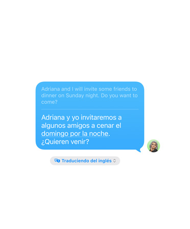 Traducción en Vivo en Mensajes, con el mensaje “Adriana y yo vamos invitaremos a algunos amigos a cenar el domingo por la noche. ?Quieren venir?” traducido automáticamente del inglés.