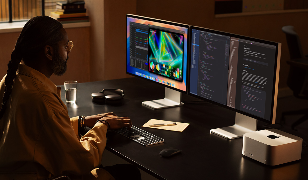 Profesionalas, dirbantis su ?Mac Studio“ ir dviem ?Studio Display“ monitoriais