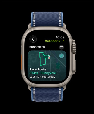 Apple Watch Ultra 3, dabīga krāsa, titāna ietvars, Race Route, Outdoor Run treni??, siksni?a, Trail Loop siksni?a, zila/spilgti zila krāsa