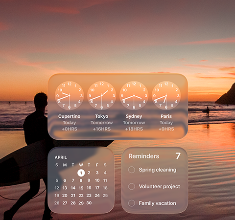 Clock, Calendar, Reminders un Weather vid?eti Liquid Glass dizainā uz macOS Tahoe ekrāna, un tiem fonā ir kadrs, kurā sērfotājs pastaigājas pa pludmali saulrietā