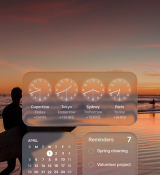 Clock, Calendar, Reminders un Weather vid?eti Liquid Glass dizainā uz macOS Tahoe ekrāna, un tiem fonā ir kadrs, kurā sērfotājs pastaigājas pa pludmali saulrietā