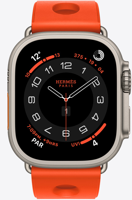 Apple Watch Hermès Ultra 3，Circulaire 指針錶面 (時(shí)針、分針、秒針；複雜功能：天氣、健身記錄圓圈、巴黎時(shí)間、紫外線指數(shù))，配備原色鈦金屬錶殼；右側(cè)外觀、數(shù)碼錶冠、凸起的側(cè)邊按鈕；配搭 Orange Néon 霓虹橙色 (亮橙色) Scub'H Diving 錶帶，採用模造橡膠物料製成，錶帶中間有舷窗式圓孔