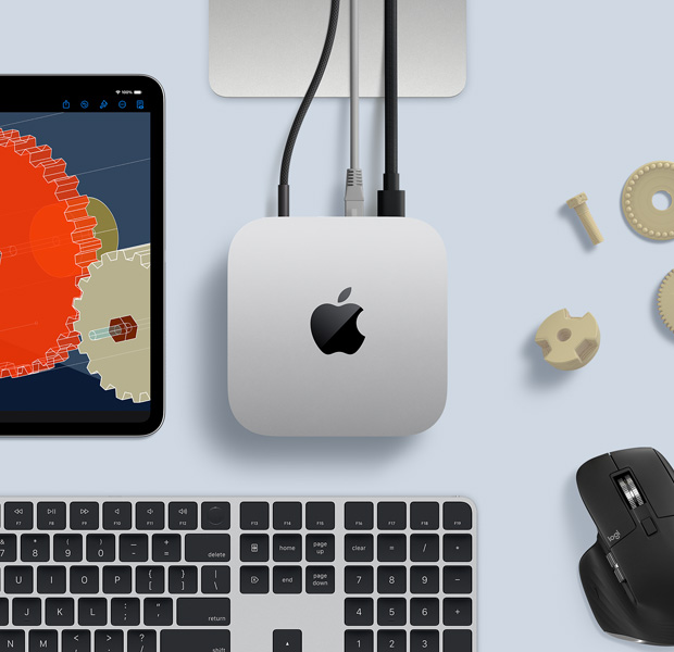 俯視圖展示銀色 Mac mini 擺放在桌上，旁邊放有黑色配銀色無(wú)線鍵盤(pán)、黑色無(wú)線滑鼠，以及一部 iPad。