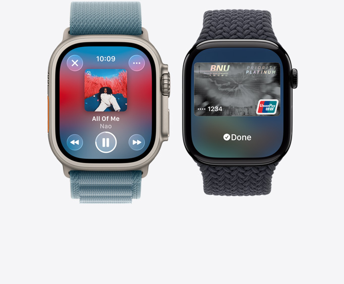 Apple?Watch Ultra?3，原色鈦金屬錶殼，螢?zāi)徽故?Apple Music app 的正在播放畫面，Apple Watch Series 11，拋光亮黑色鋁金屬錶殼，螢?zāi)徽故?Apple Pay 的畫面