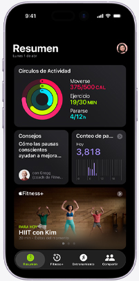 Pantalla de un iPhone muestra la pesta?a Resumen de la app Fitness+, con los círculos de Actividad, Consejos de Entrenamiento, Conteo de Pasos y entrenamientos recomendados de Apple Fitness+
