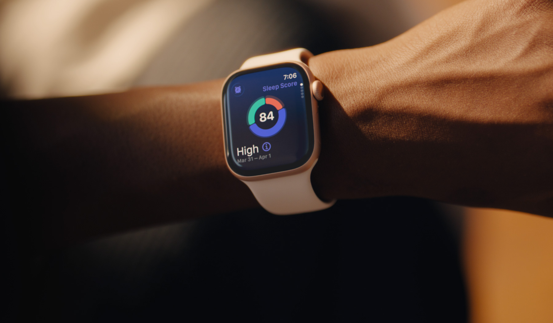 Una persona consulta su Puntuación de Sue?o en un Apple Watch Series 11