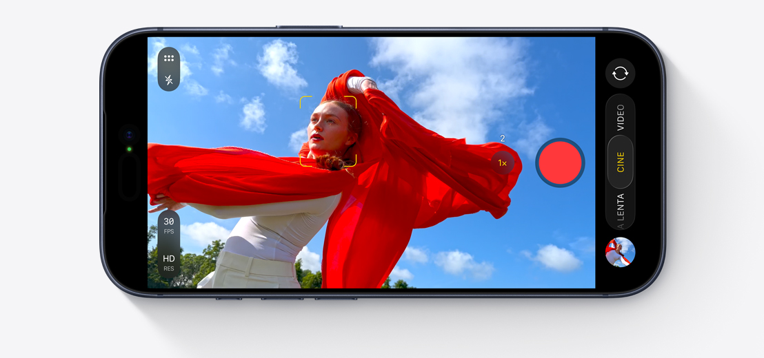 Pantalla de un iPhone que muestra el modo Cine mientras graba a una persona bailando al aire libre con un pa?uelo rojo que se mueve con el viento