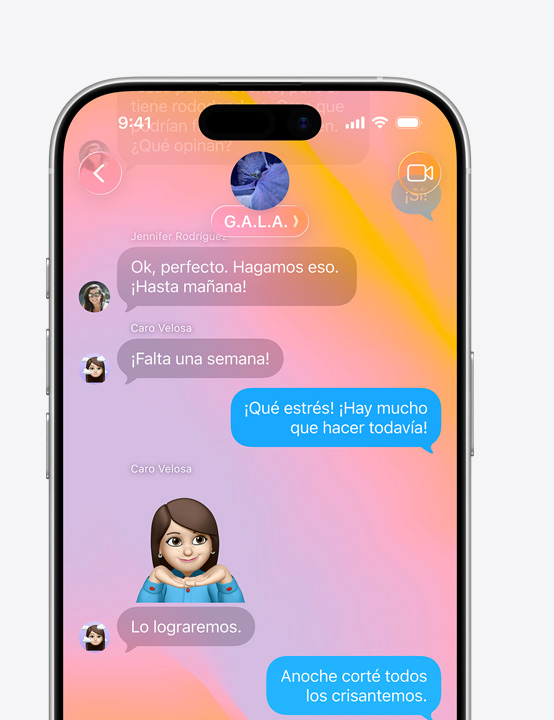 Pantalla de un iPhone con la app Mensajes y el dise?o con Liquid Glass