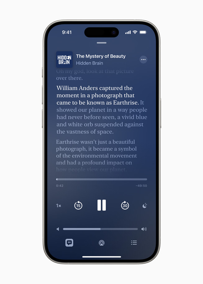 Une transcription en direct de l’épisode intitulé ??The Mystery of Beauty?? du podcast ??Hidden Brain?? est affichée dans Apple?Podcasts sur un iPhone?15?Pro.