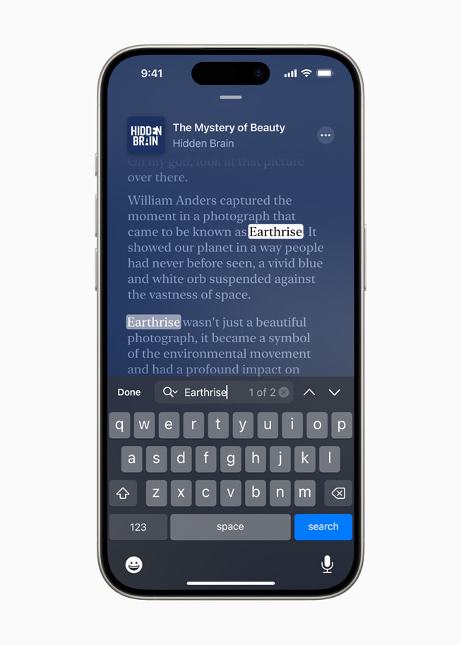 La fonction de recherche intégrée au dispositif de transcription d’Apple?Podcasts est affichée sur un iPhone?15?Pro.