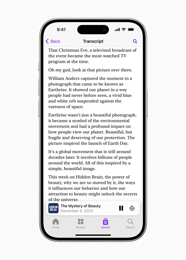 Une transcription statique de l’épisode intitulé ??The Mystery of Beauty?? du podcast ??Hidden Brain?? est affichée dans Apple?Podcasts sur un iPhone?15?Pro.