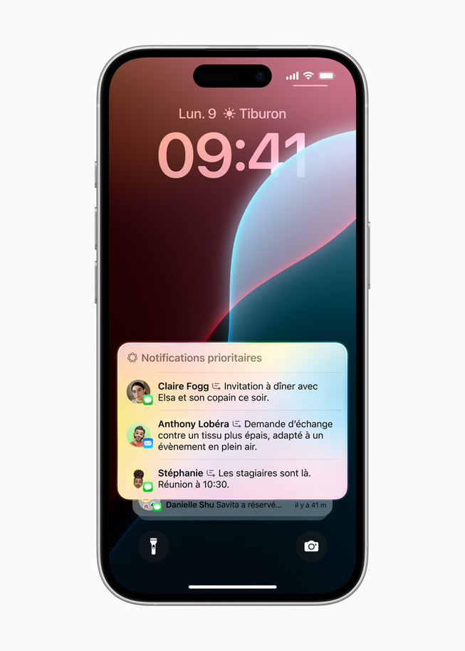 Un iPhone?16 affiche une liste de Notifications prioritaires, dont une invitation à d?ner, une commande Instacart et une réunion.  
