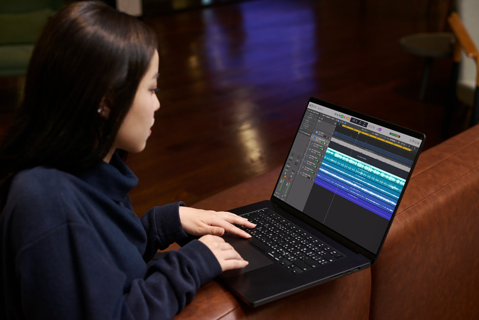 MONICA làm vi?c trong Logic Pro trên MacBook Pro.