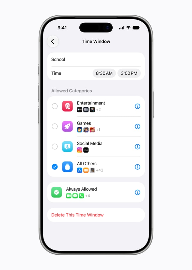 Un iPhone 17 Pro che mostra la schermata dove impostare le categorie di app e siti web consentite in una fascia oraria specifica chiamata “Scuola” che va dalle 8:30 alle 15:00.