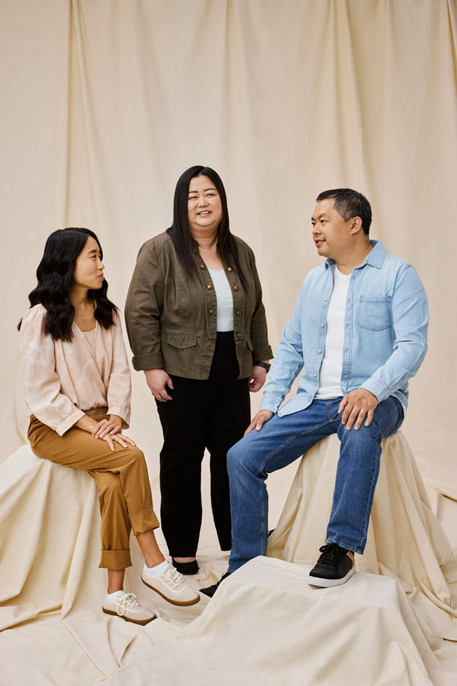 Los creadores de apps Dawoon Kang, Annie Vang y Larry Liu posan juntos para una foto.