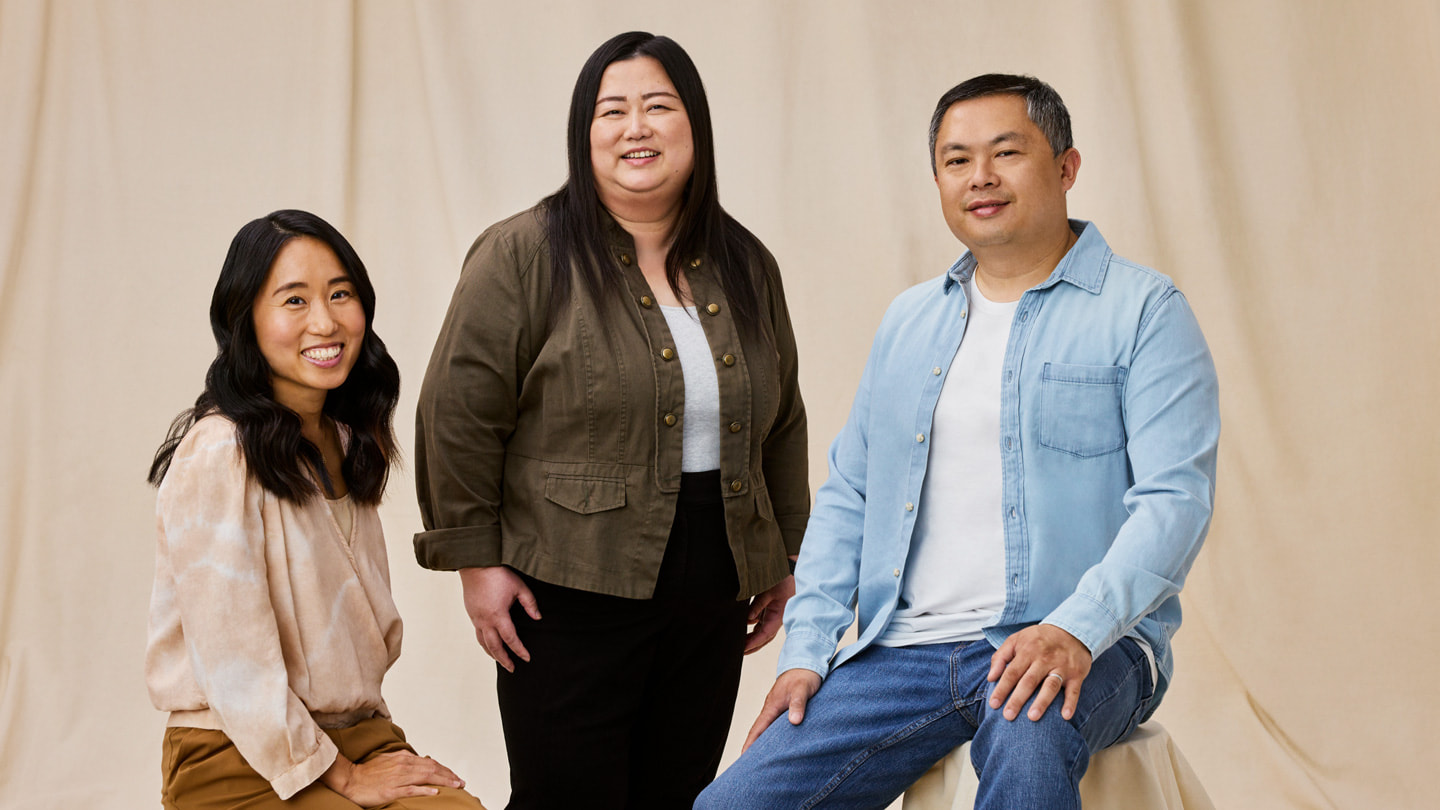 Los creadores de apps Dawoon Kang, Annie Vang y Larry Liu posan juntos para una foto.