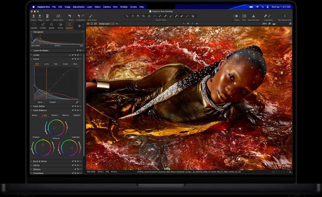 Ekran MacBooka Pro przedstawiaj?cy zdj?cie osoby edytowane w aplikacji Capture One