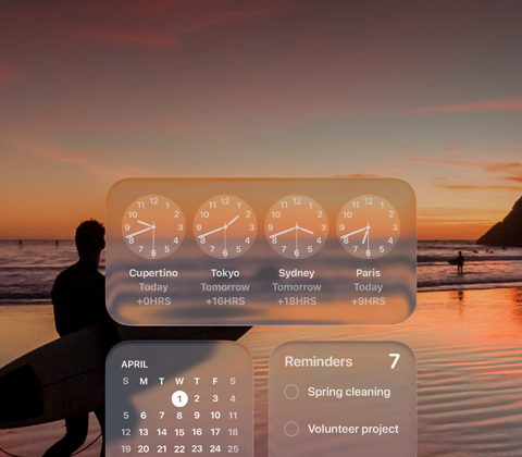 Widgeturi Ceas Liquid Glass, Calendar, Memento-uri ?i Vremea pe ecranul macOS Tahoe, peste o imagine cu un surfer mergand pe plaj? la apusul soarelui