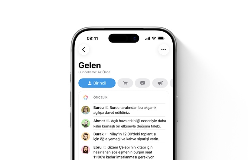 iPhone'da, Mail uygulamas?ndaki ?nemli iletilerin en üstte listelendi?i gelen kutusu g?steriliyor