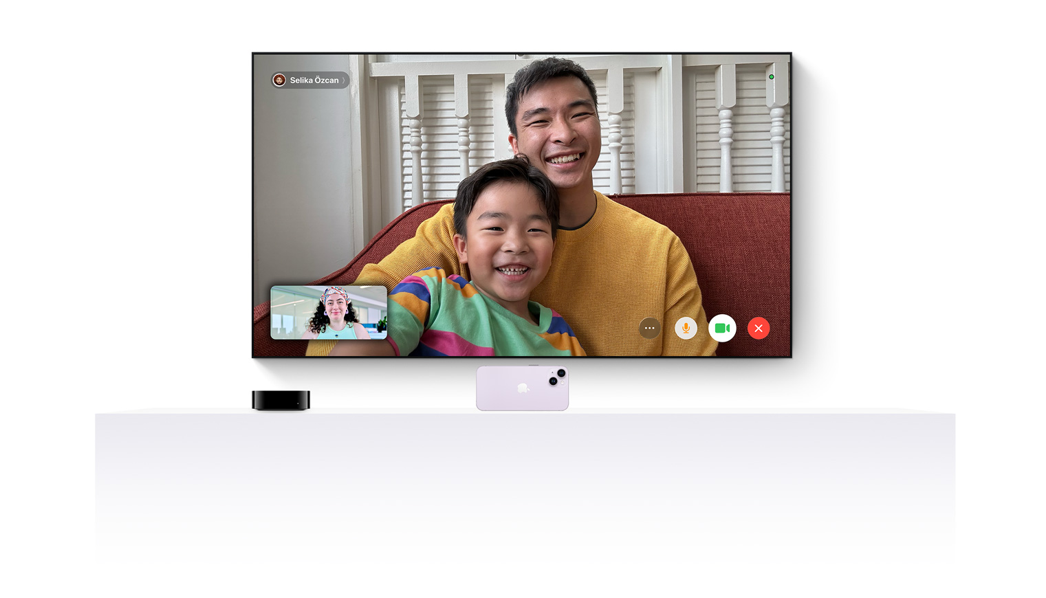 Apple TV 4K, bir iPhone’la beraber ?al??arak FaceTime uygulamas?n?n düz ekran bir televizyona aktar?lmas?n? sa?l?yor.