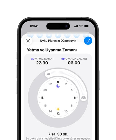 iPhone, Uyku program?na a??k Sa?l?k uygulamas?, yatma saati 22:30 olarak ayarlanm??, uyuma saati 6:00 olarak ayarlanm??, merkez ekranda radyal zaman kadran?, 7 saat 30 dakika uyku hedefi kar??land? Bir ki?i iPhone'da olas? uyku apnesi uyar?s?n?n ayr?nt?lar?n? kontrol eder