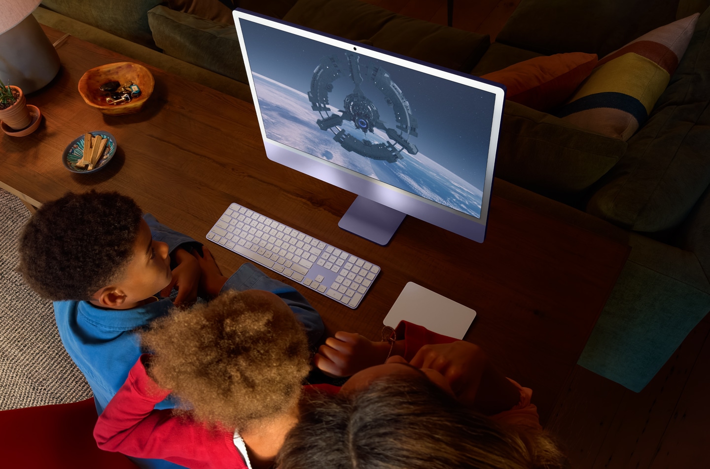 ü? ?ocuk iMac’te bir televizyon program? izliyor