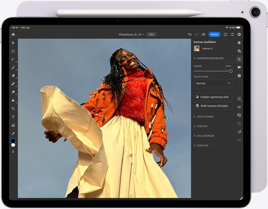 iPad Air, üst k?sm?na Apple Pencil Pro tutturulmu?, ?nden d?? g?rünüm, Adobe Photoshop uygulamas? g?steriliyor, bir g?rselde düzenleme yap?l?yor