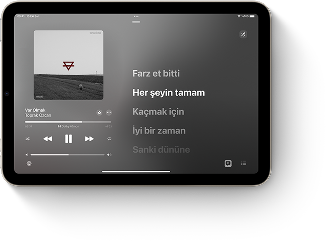 iPad mini, yatay pozisyonda, ekran?nda ?ark? s?zleriyle birlikte Apple Music g?steriliyor.