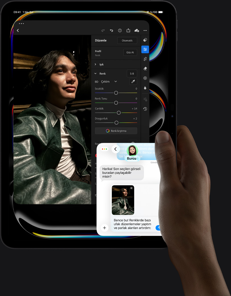 iPad Pro, ?nden d?? g?rünüm, dikey pozisyonda, uzay siyah? renk, sa? el ayg?t? tutuyor, ekranda mavi k?yafetli bir ki?inin resmi ile foto?raf düzenleme uygulamas? g?steriliyor, sa? menüde düzenleme ara?lar? ve se?enekleri yer al?yor, ekran?n sa? alt?nda kullan?c? ile foto?raf? inceleyen ba?ka bir ki?i aras?nda ger?ekle?en iMessage yaz??mas? g?rülüyor