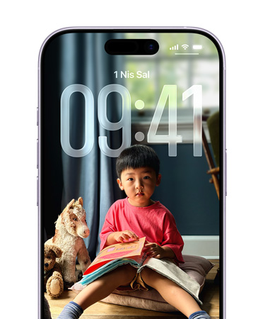 iPhone Kilit Ekran?, saat g?stergesinin Kilit Ekran? foto?raf?na uyum sa?lad???n? g?steriyor